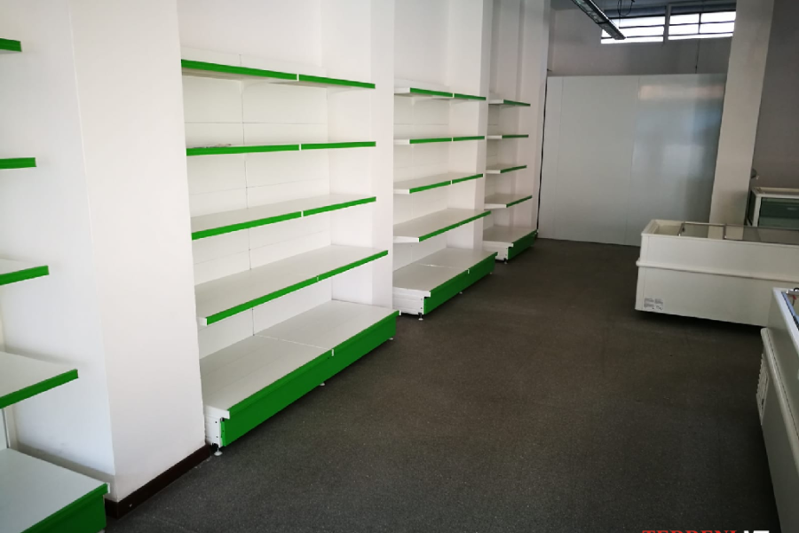 scaffalature negozio milano (1)